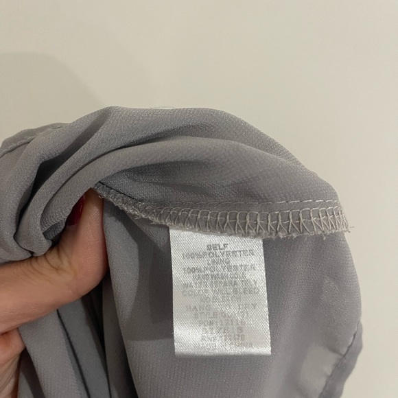 Gorgeous GLAM short light grey dress , small .v-neck , buttoned . Long sleeves - Picture 9 of 9